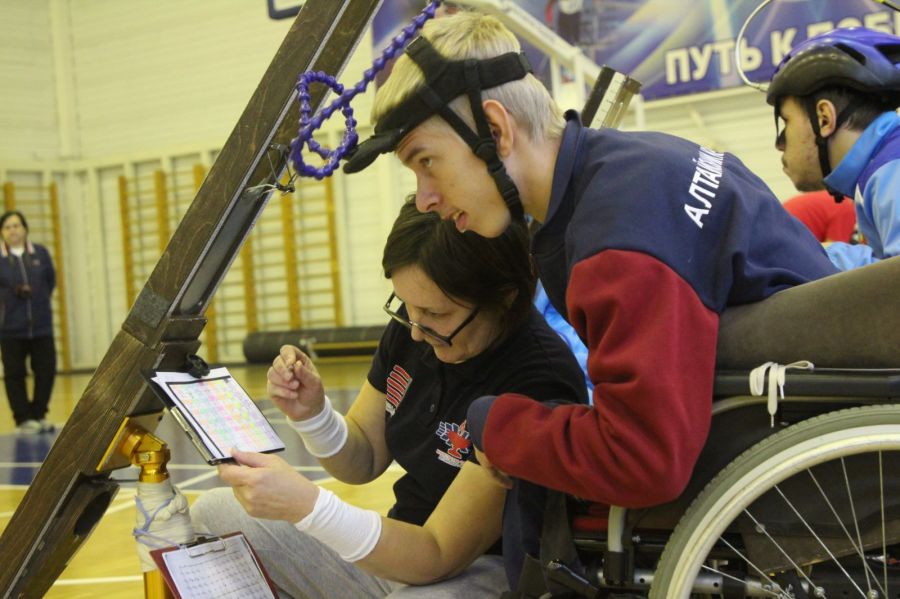 Мастер спорта России Егор Лосев с мамой - своим ассистентом. Фото: Виталий Дворянкин/"Алтайский спорт"