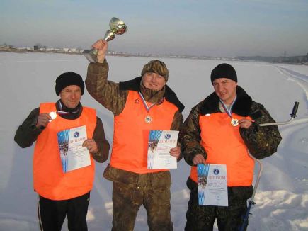 Сельская олимпиада-2010. Команда Михайловского района - победительница рыболовного турнира. С кубком за первое место Игорь Афанасьев, слева - Сергей Любкин, справа - Александр Зубов. Фото предоставлено отделом по спорту Михайловского района  