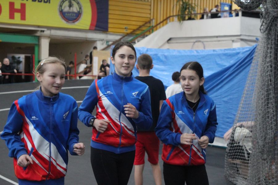 В центре победительница краевых соревнований "Шиповка юных" Валерия Гаврилюк. Фото: Виталий Дворянкин/"Алтайский спорт"