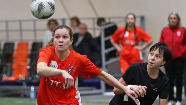 Барнаульские футболистки завершили сезон Новогодним кубком «Лиги Мам» (много фото)