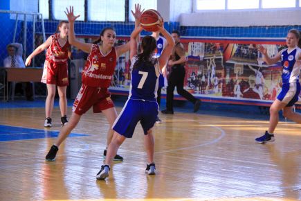 В Барнауле состоялись межрегиональные соревнования девичьих команд.