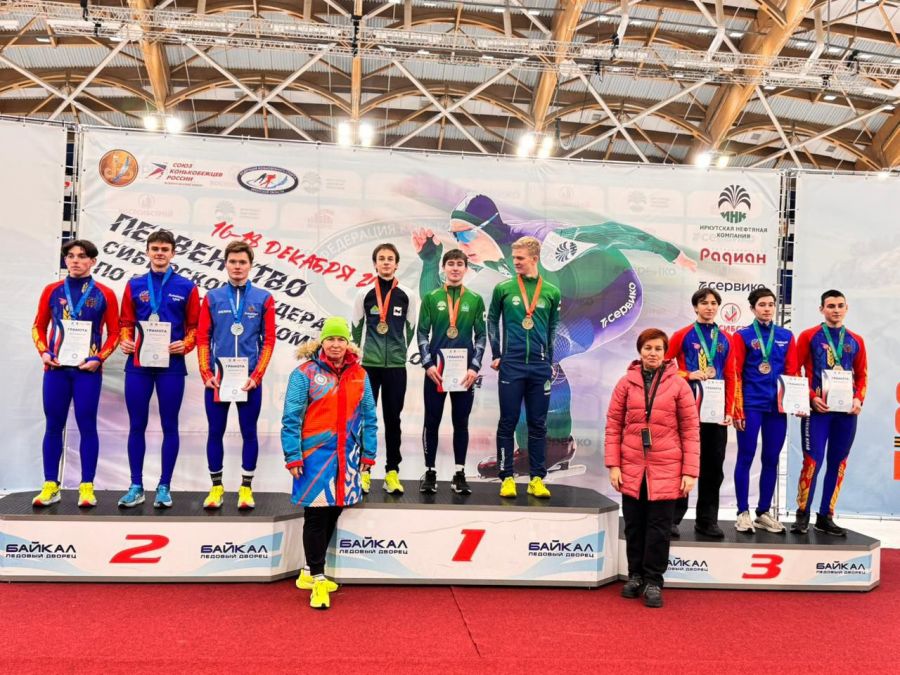 Пьедестал командной гонки.  Фото: Ледовой дворец "Байкал"