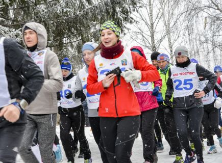 В Барнауле состоялся зимний полумарафон, посвящённый 30-летию клуба любителей бега "Восток". 