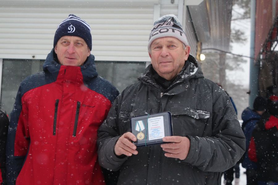 Григорий Клочко и Геннадий Шерстобитов (с наградой). Фото: Виталий Дворянкин/ "Алтайский спорт"