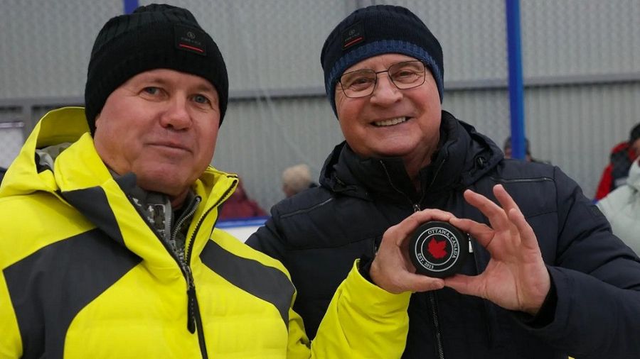 Сергей Бенслер и Александр Чеботаев с подарком Вячеслава Фетисова. Фото: Олег Богданов