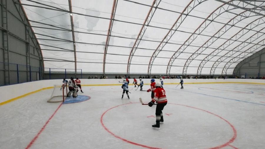 Юные хоккеисты в восторге от коробки и качества льда. Фото: Олег Богданов