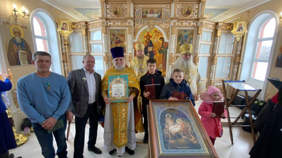 Андрей Гаус, Сергей Бенслер, настоятель Покровского храма протоиерей Геннадий Конкевич, епископ Рубцовский и Алейский Роман и митрополит Барнаульский и Алтайский Сергий во время освящения церкви. Фото: Пресс-служба Рубцовской епархии