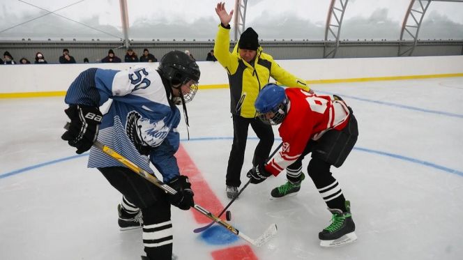 Сергей Бенслер проводит символическое вбрасывание шайбы. Фото: Олег Богданов