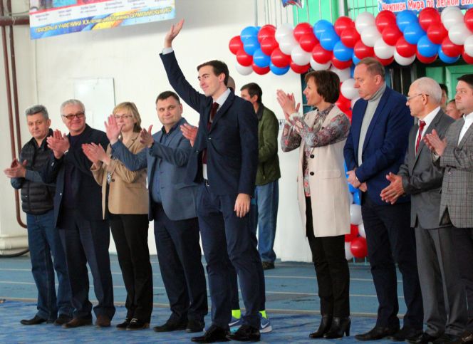 В IV Открытом первенстве Алтайского края на призы заслуженного мастера спорта России Сергея Шубенкова приняли участие 300 юных легкоатлетов (фото).