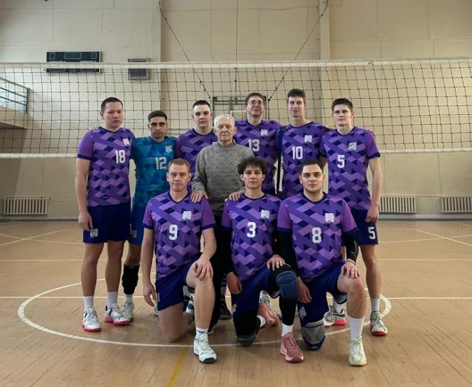 Команда "Политехник" - победитель турнира. В центре тренер Николай Русинов