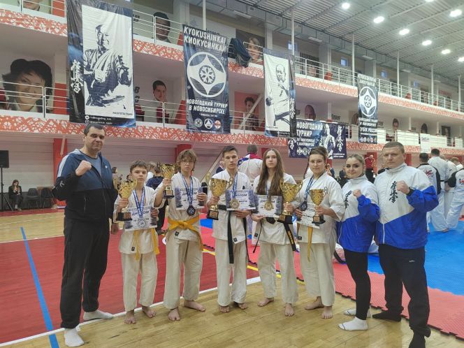 Алтайские спортсмены завоевали девять медалей на всероссийских соревнованиях по киокусинкай «Новогодний турнир»