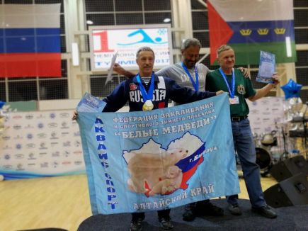 Представители барнаульского клуба «Белые медведи» успешно выступили на чемпионате России и этапе Кубка мира. 