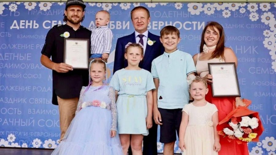 Семья Васильевых с губернатором Алтайского края. Фото: Телеграм-канал Виктора Томенко