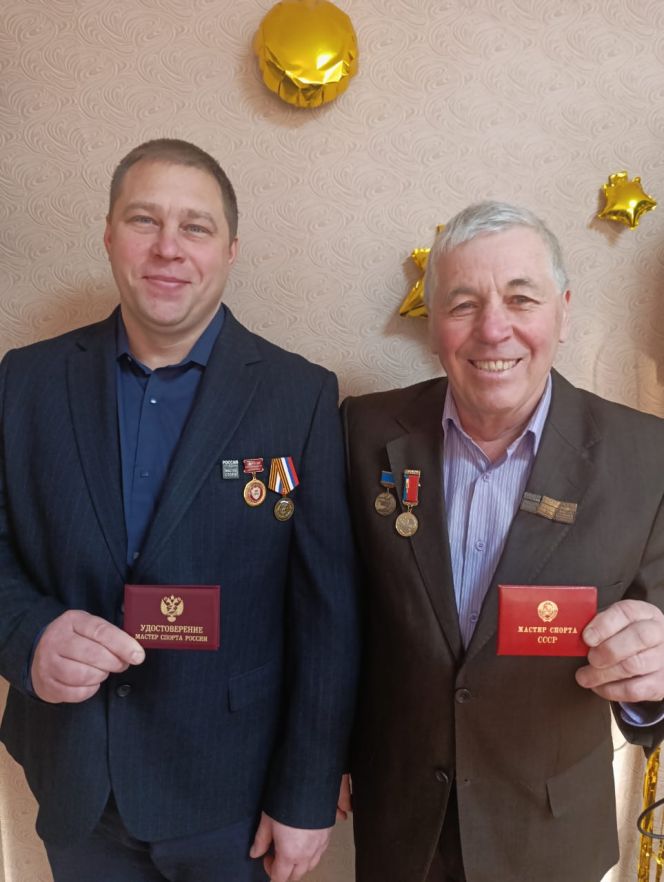 Эстафета поколений: мастер спорта России Александр Мишурин с мастером спорта СССР Виктором Пантыкиным (справа)