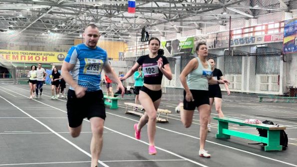 Беговой клуб «Восток - Спорт» провёл в манеже АлтГТУ рождественские старты с участием ветеранов и молодёжи