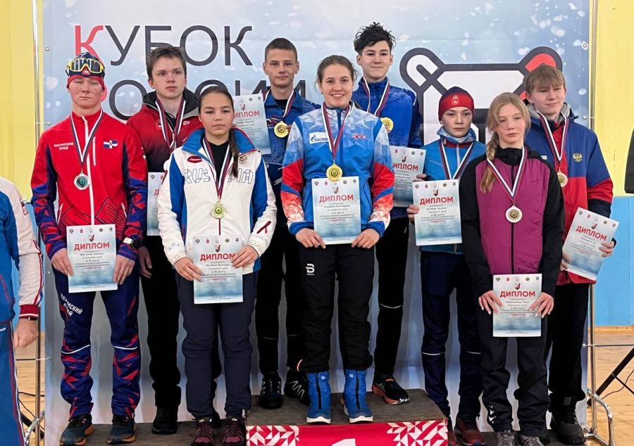 Команда Алтайского края в составе Екатерины Лыжиной, Максима Панова и Захара Косача - победительница эстафеты на маркированной трассе. Фото участников соревнований