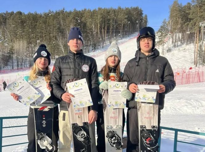 Мария Гридюшко, Роман Коркин, Елизавета Ударцева и Егор Шелякин. Фото: СШОР "Горные лыжи"