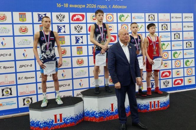 На второй ступени пьедестала Кирилл Николаенко. Фото: группа во ВКонтакте "Хакасия. Греко-римская борьба"