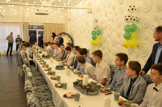 В краевой СДЮШОР по футболу Алексея Смертина вручили подарки лучшим игрокам и командам по итогам 2017 года.