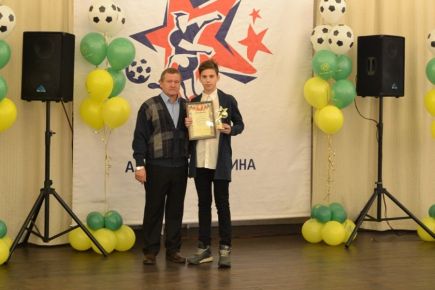 В краевой СДЮШОР по футболу Алексея Смертина вручили подарки лучшим игрокам и командам по итогам 2017 года.