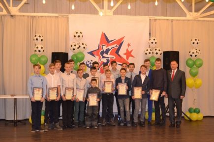 В краевой СДЮШОР по футболу Алексея Смертина вручили подарки лучшим игрокам и командам по итогам 2017 года.