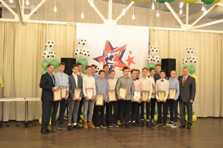 В краевой СДЮШОР по футболу Алексея Смертина вручили подарки лучшим игрокам и командам по итогам 2017 года.