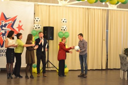 В краевой СДЮШОР по футболу Алексея Смертина вручили подарки лучшим игрокам и командам по итогам 2017 года.