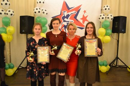 В краевой СДЮШОР по футболу Алексея Смертина вручили подарки лучшим игрокам и командам по итогам 2017 года.