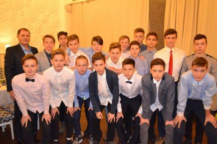 В краевой СДЮШОР по футболу Алексея Смертина вручили подарки лучшим игрокам и командам по итогам 2017 года.