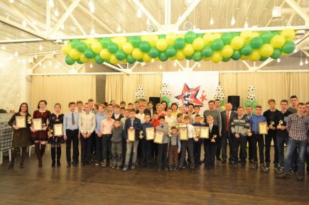 В краевой СДЮШОР по футболу Алексея Смертина вручили подарки лучшим игрокам и командам по итогам 2017 года.