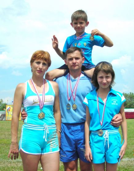 На сельской олимпиаде 2008 года в Горняке Третьяковы выиграли соревнования спортивных семей и с мальчиком, и с девочкой. Фото из семейного альбома