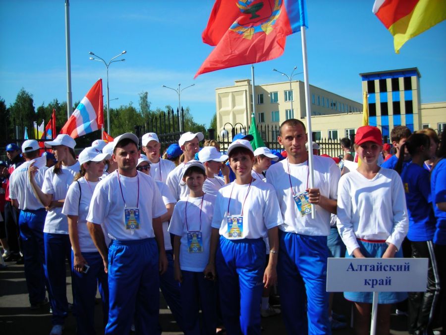 На параде открытия Всероссийских летних сельских спортивных игр в Йошкар-Оле семья Третьяковых вместе с знаменосцем команды Алтайского края Алексеем Турдазовым, легкоатлетом из Тальменского района. 2008 год. Фото из семейного альбома