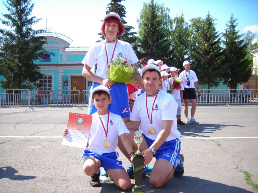 Третьяковы - победители Всероссийских летних сельских спортивных игр в Елабуге. 2010 год. Фото из семейного альбома