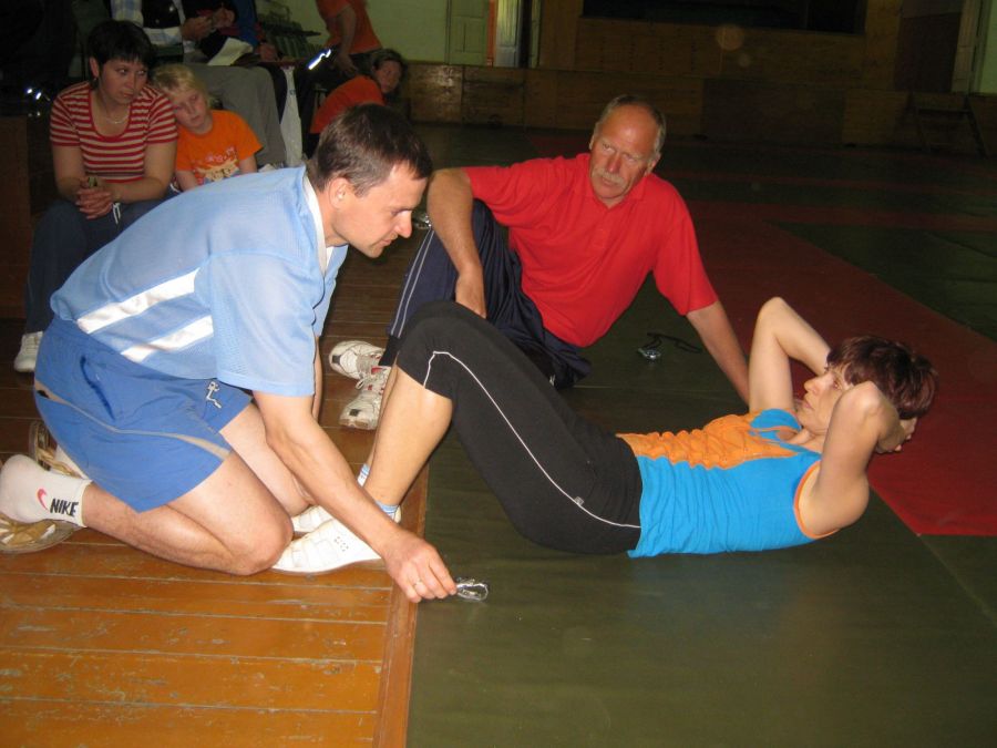 Упражнение на пресс выполняет Елена Третьякова. Фото из семейного альбома