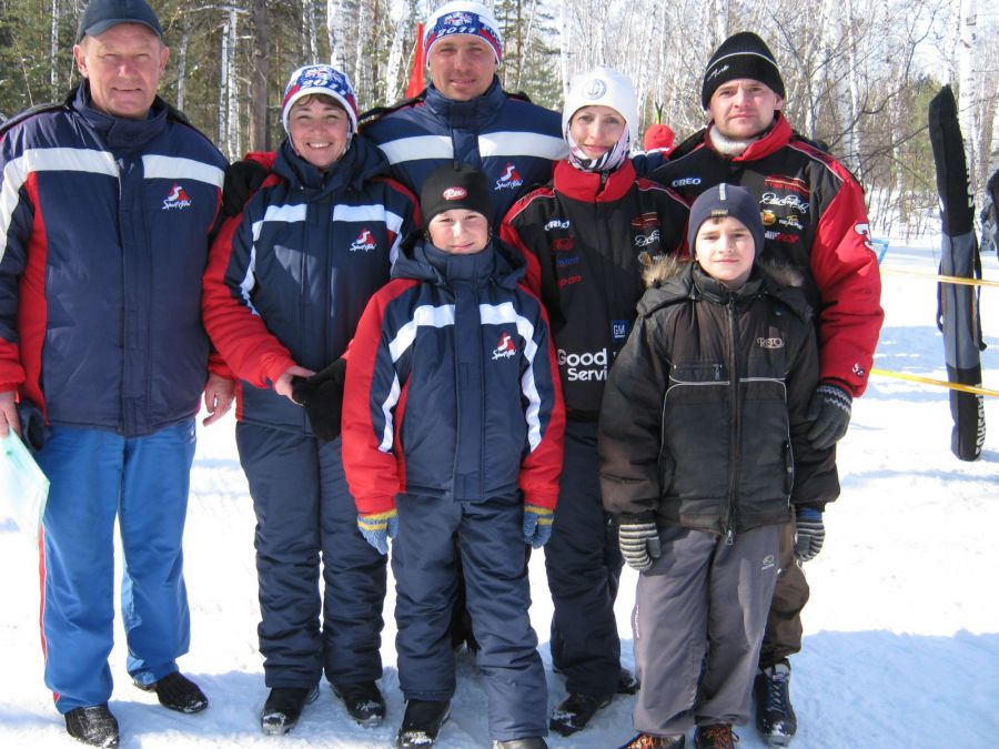 Семья Третьяковых с семьей Штрак из Рубцовского района и работником краевого клуба "Урожай" Юрием Бузаевым на Всероссийских зимних сельских спортивных играх в Омской области. 2011 год. Фото из семейного альбома