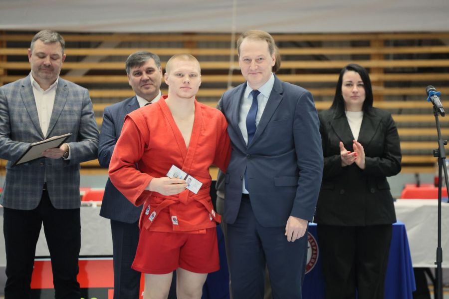 Врио министра спорта Алтайского края Сергей Шиллер вручил Никите Кобелеву удостоверение и почётный знак "Мастер спорта России". Фото: Александр Чёрный/"Алтайский спорт"