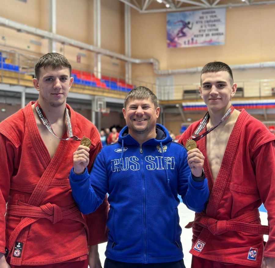 Бийчане Кирилл Асташонок и Владимир Щетинин с тренером Павлом Терениным. Фото предоставлено участниками соревнований