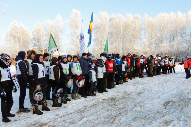 Алтайские мотолыжники открыли зимний сезон.