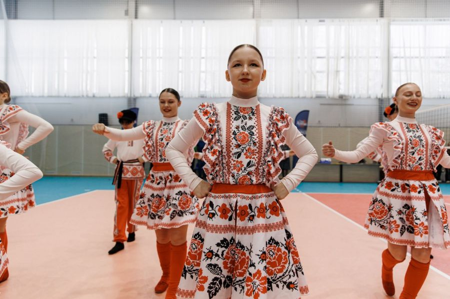 На церемонии открытия выступил Образцовый детский коллектив Алтайского края цирковая студия «Арлекино» с номером «Русские скакалки». Фото: Евгений Петров