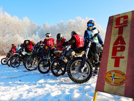Алтайские мотолыжники открыли зимний сезон.