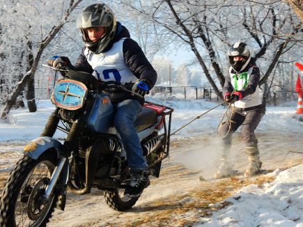 Алтайские мотолыжники открыли зимний сезон.