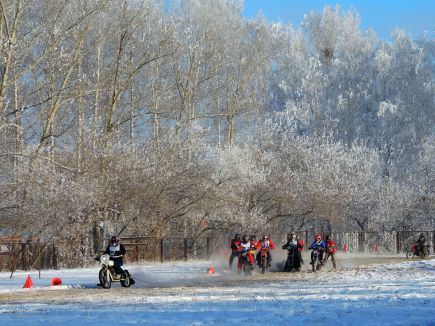 Алтайские мотолыжники открыли зимний сезон.