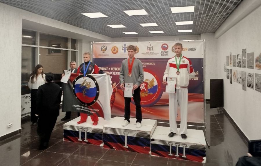 На второй ступени пьедестала Тимофей Ившин. Фото представлено Федерацией ушу Алтайского края