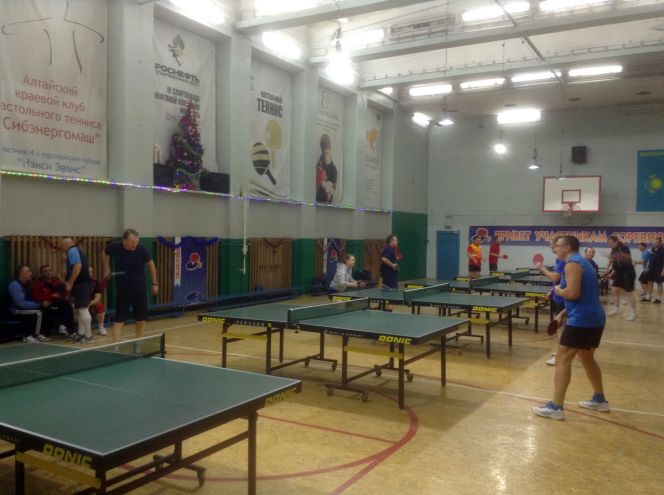 В Барнауле состоялись турниры для спортивных семей и ветеранов настольного тенниса.