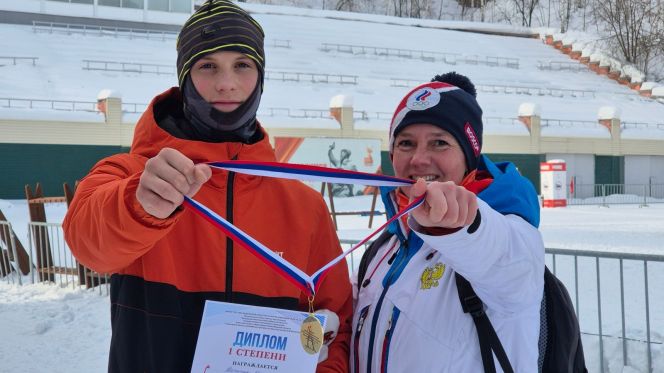 Победа на двоих! Кирилл Даньшин и тренер СШ "Олимпиец" Лилия Кокорина. Фото: СШОР по биатлону имени Маматова
