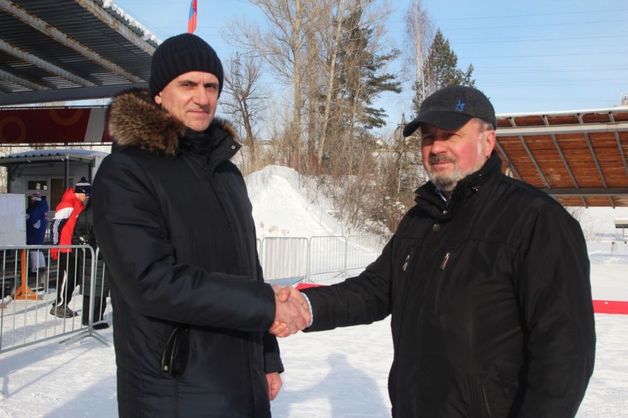Сельской олимпиаде - лёгкого хода! Символическое рукопожатие министра спорта Алтайского края Михаила Панфилова (справа) и главы Троицкого района Виктора Журавлёва. Фото: Виталий Дворянкин/"Алтайский спорт"