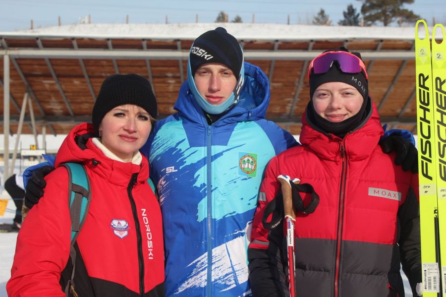Чемпионка сельской олимпиады-2026 по биатлону Екатерина Копырина с участником соревнований братом Кириллом и мамой. Фото: Виталий Дворянкин/"Алтайский спорт"