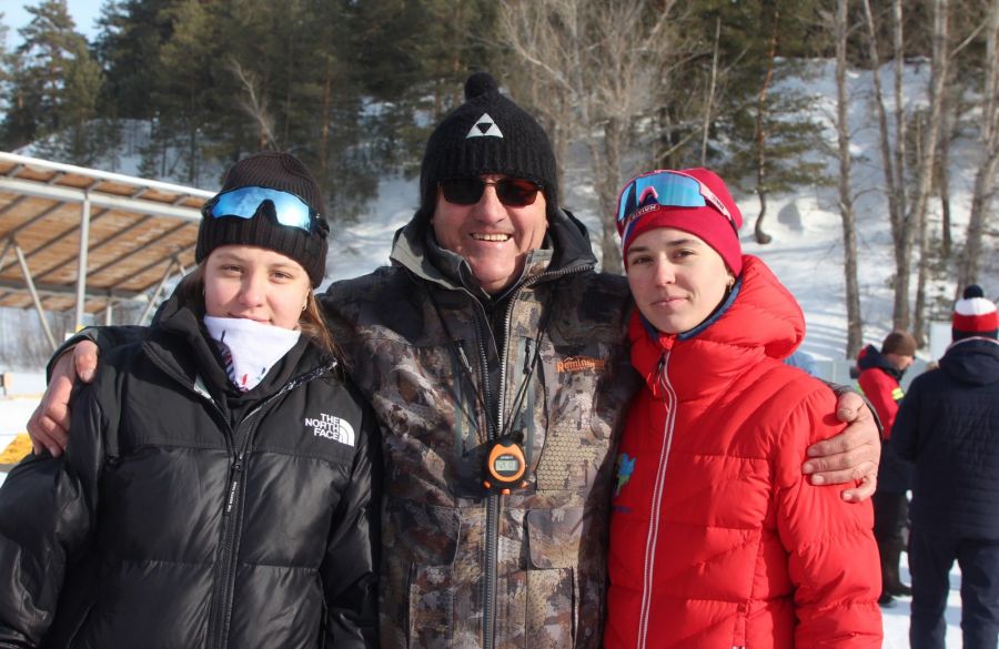 Тренер СШОР Алтайского района Александр Вебер с призёрами женской индивидуальной гонки Викторией Моисеевой и Екатериной Копорулиной. Фото: Виталий Дворянкин/"Алтайский спорт"