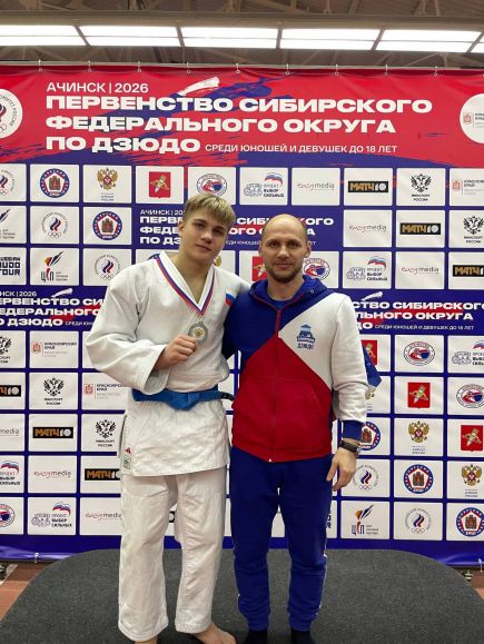 Никита Струков, серебряный призёр первенства СФО среди юношей в весовой категории до 66 кг, с тренером Богданом Амировым