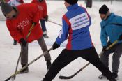 В Барнауле ветераны СВО и школьники сыграли в хоккей на валенках 